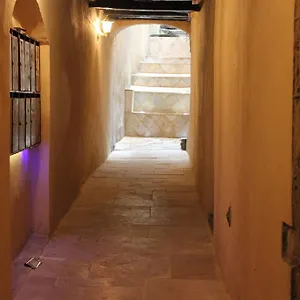 לבקר במלון